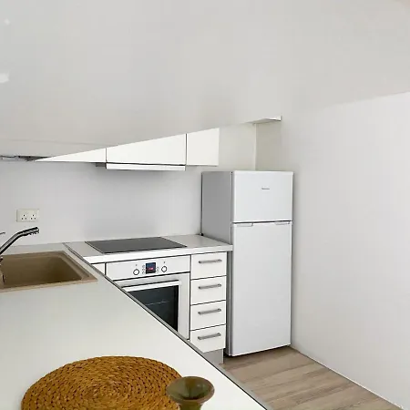 Summer Getaway: Stunning 1 Bedroom Apartment! *